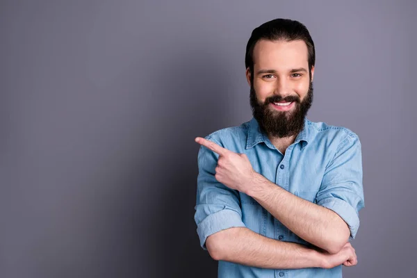 Retrato de positivo seguro fresco promotor punto dedo copyspace presente anuncios promoción recoger consejos usar ropa buena mirada aislado sobre fondo de color gris — Foto de Stock