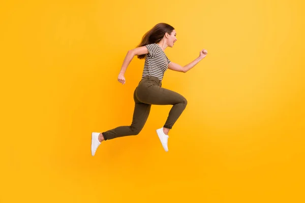 Volle Länge Profilseite Foto von flippigen lustigen verrückten Mädchen springen laufen nach Black Friday Schnäppchen tragen gut aussehende Kleidung isoliert über Glanz Farbhintergrund — Stockfoto