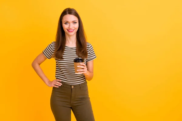 Portret van inhoud schattig meisje hebben vrije tijd genieten pauze pauze houden papier kaart beker met cafeïne latte dragen moderne outfit geïsoleerd over glans kleur achtergrond — Stockfoto