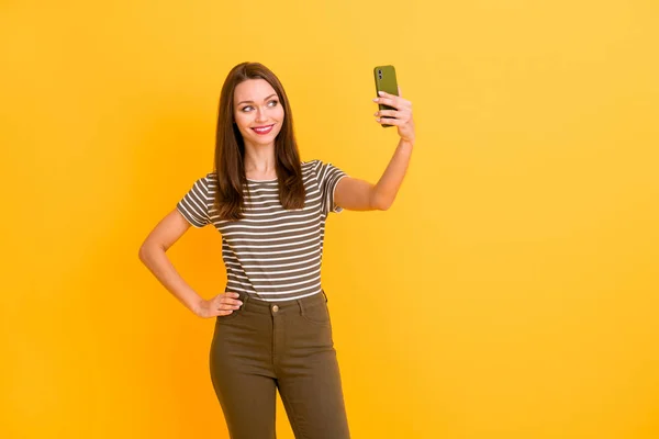 Çekici tatlı kızın portresi dinlenme yolculuğu akıllı telefon videosunda selfie çektir arkadaşlarını ara blog takipçileri parlak renkli arka planda izole edilmiş güzel kıyafetler giysinler. — Stok fotoğraf