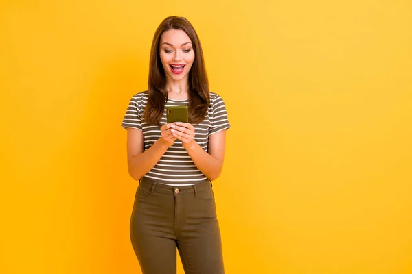 중독된 소셜 미디어 사용자 가 스마트폰을 사용하여 사진을 찍어 보면 놀라운 뉴스를 읽을 수있다. 댓글 포스트 포스트에는 노란 배경 위에 분리 된 예쁜 옷을 입고 있다. — 스톡 사진