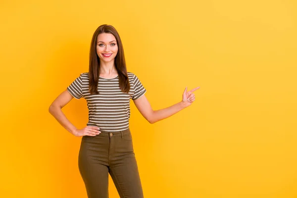 Retrato de positivo alegre menina promotor ponto indicador espaço de cópia dedo selecionar sugerir anúncios promoção desgaste boa aparência roupas isoladas sobre cor amarela fundo — Fotografia de Stock