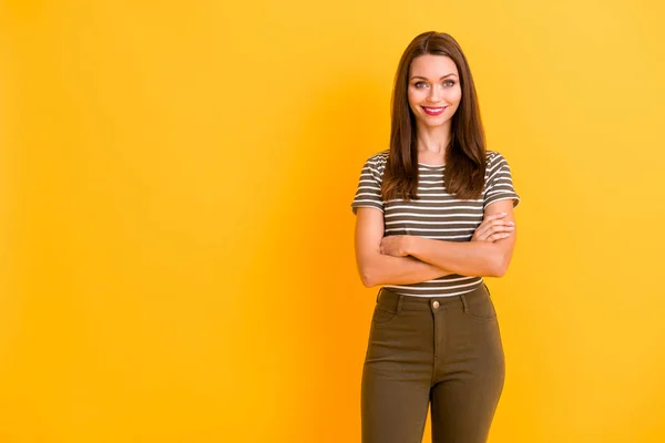 Retrato de chica bastante confiada trabajador pie copyspace trabajo listo cruz manos desgaste traje de buen aspecto aislado sobre fondo de color amarillo — Foto de Stock