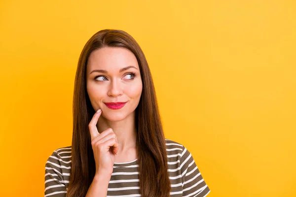 Cerca de la foto de la chica de mente pensar pensamientos sobre vacaciones de verano toque chi dedo mano mirada copyspace desgaste traje moderno aislado sobre fondo de color brillante —  Fotos de Stock