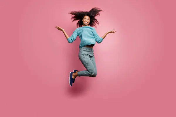 Vände full längd kropp storlek foto av glada toothy strålande söt vacker kvinna i grå byxor kasta håret upp hoppning blå jumper isolerad pastell färg bakgrund — Stockfoto