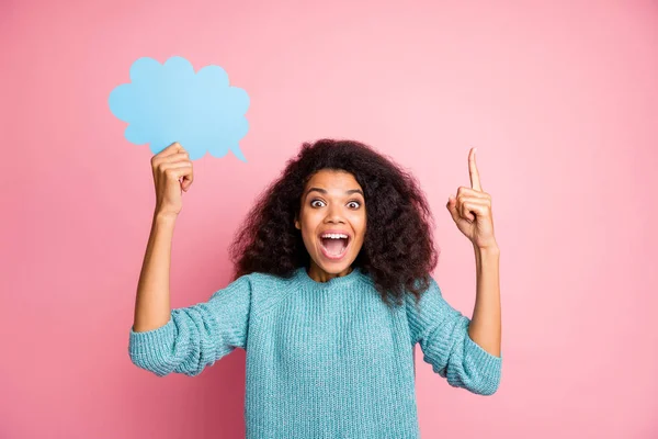 Foto de mujer de moda alegre y muy elegante emocionada en jersey azul encantada de haber encontrado la solución a sus problemas mantener burbuja espacio vacío aislado pastel color rosa fondo — Foto de Stock