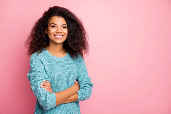 Primer plano retrato de ella ella agradable atractivo encantador encantador bastante guapo alegre alegre alegre contenido adolescente ondulado de pelo chica brazos cruzados aislados sobre rosa pastel color fondo — Foto de Stock