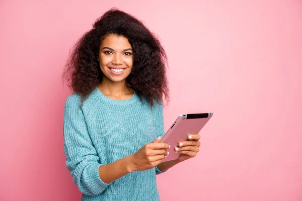 Foto de alegre linda y encantadora novia fascinante con tableta en las manos mirando sonriente navegación cerca de espacio vacío aislado pastel color fondo — Foto de Stock