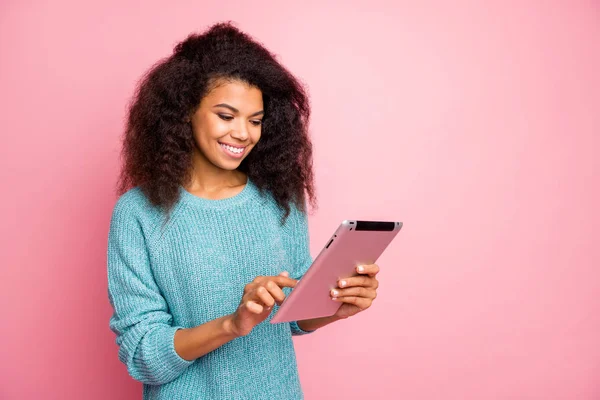Close-up portrait of her she nice attractive lovely charming cute cheerful cheery wavy-haired girl using wi-fi smart gadget reading news isolated over pink pastel color background — Stock Photo, Image
