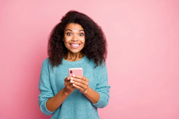 Φωτογραφία του σγουρά κυματιστό χαρούμενα ενθουσιασμένοι εκστατική γυναίκα περιήγηση μέσω τηλεφώνου λαμβάνοντας ειδοποιήσεις με θετική ανατροφοδότηση απομονωμένο παστέλ φόντο χρώμα — Φωτογραφία Αρχείου
