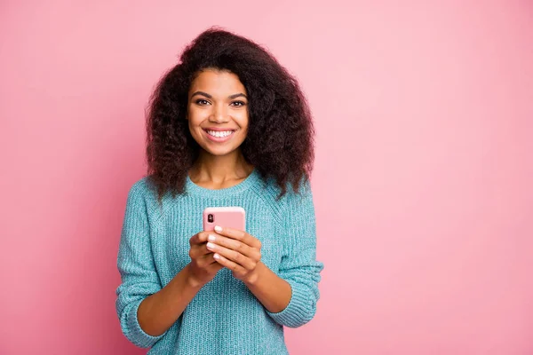 Foto van vrolijke tand stralen leuke mooie mooie vrouw met telefoon browsen sociale media werken als smm manager geïsoleerde pastel kleur achtergrond — Stockfoto