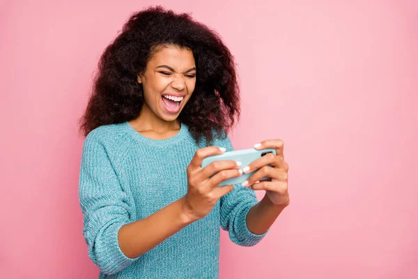 视频游戏中快乐而疯狂的女人为完成水平而高兴的翻拍照片，她大喊着孤立的粉色彩色背景 — 图库照片