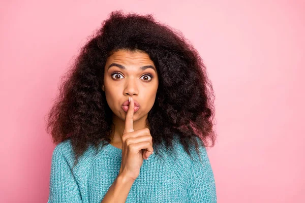 Foto di donna in maglione blu che ti mostra il segno shh per fermare il tuo parlare labbra toccanti con indice esprimere shock sul viso isolato colore pastello sfondo — Foto Stock