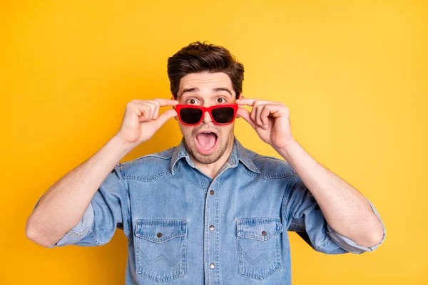Foto di pazzo stupore uomo indossa occhiali da sole rossi scioccato circa le vendite in usura degli occhi isolato sfondo di colore vivido — Foto Stock