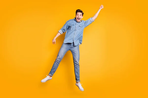 Tamanho total do corpo foto de homem positivo gritando alegre em calçado branco voando com guarda-chuva pelo vento soprando fundo de cor vívida isolado — Fotografia de Stock