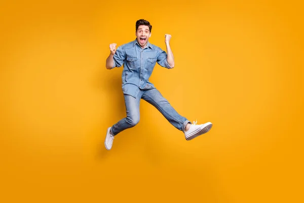 Ganzkörpergröße Foto von fröhlichen positiven überglücklichen Mann aufgeregt über den Gewinn von Wettbewerben springen isoliert lebendigen Farbhintergrund — Stockfoto
