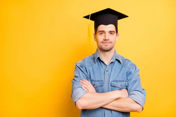 Foto av säker seriös arbetare som har tagit examen från universitetet kan göra alla uppgifter som krävs med händerna vikta isolerade levande färg bakgrund — Stockfoto