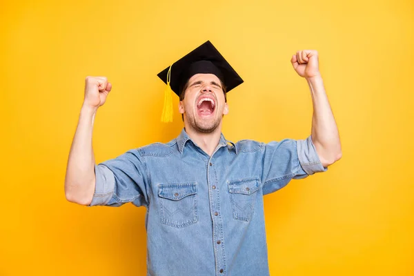 Portrait de son il agréable attrayant joyeux joyeux gai heureux gars célébrant obtenir diplôme de maître scientifique spécialiste isolé sur brillant vif vif brillant fond de couleur jaune vif — Photo