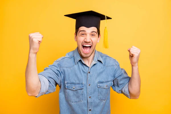 Foto di alla moda elegante uomo allegro gioire nel laurearsi da università urlando rendendo pugni gridando isolato colore vivido sfondo giallo — Foto Stock