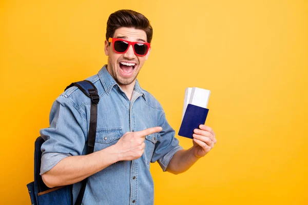 Ritratto del suo lui bello attraente funky allegro allegro allegro ragazzo dimostrando passaporto id tour viaggio biglietti isolato su luminoso vivido brillare vibrante colore giallo sfondo — Foto Stock