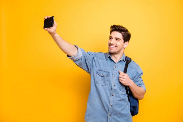 Çekici, sevimli, neşeli, neşeli, mutlu adamın portresi. Selfie tatili yapıyor. Parlak, parlak, parlak, parlak sarı arka planda izole edilmiş. — Stok fotoğraf