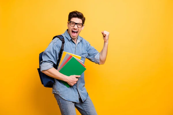 Фото веселого збудженого божевільного чоловіка, який каже, що так кричить проходження іспиту з сателітом за виразом емоцій ізольованого яскравого кольорового фону — стокове фото