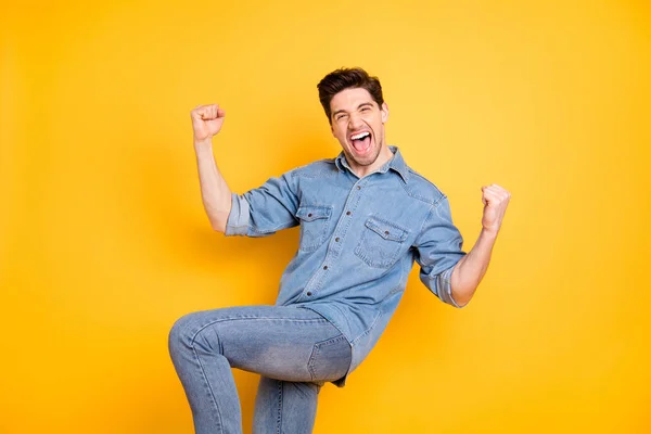 Foto girada de loco extático emocionado hombre alegre gritando saltando haciendo puños aislados color vivo fondo —  Fotos de Stock