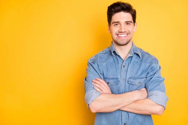 Foto de un hombre alegre y positivo de pie sonriendo con confianza con las manos dobladas fondo de color brillante aislado — Foto de Stock