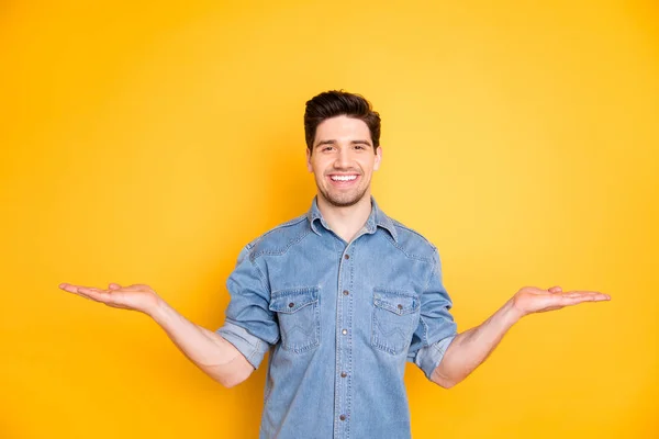 Foto de un guapo y atractivo hombre radiante dentado que le muestra dos objetos para elegir fondo de color vívido aislado — Foto de Stock