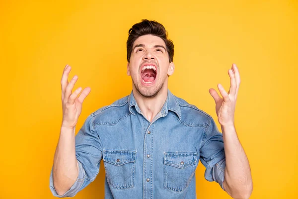 Fotografie hrubý muž křičí vzhlíží v záchvatu vzteku s štětinatou izolované živé barevné pozadí — Stock fotografie