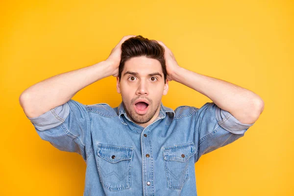 Foto de loco loco loco agarrándose la cabeza después de saber que está en bancarrota despedido del trabajo blanco aislado color vivo fondo con emociones negativas de miedo en la cara —  Fotos de Stock