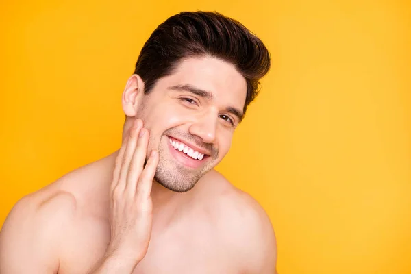 De cerca la foto de alegre lindo hombre guapo positivo sonriendo toothily publicidad perfecta espuma de afeitar aislado fondo de color vívido desnudo — Foto de Stock