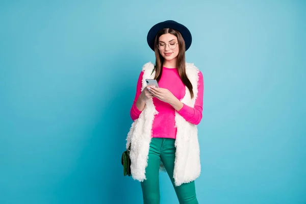 Retrato dela ela agradável-olhando atraente calma focada garota viciada usando velocidade rápida conexão wi-fi isolado no brilho vívido vibrante verde azul turquesa cor de fundo — Fotografia de Stock