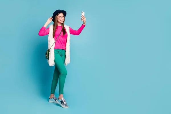 Volledige lengte lichaamsgrootte uitzicht van haar ze mooi aantrekkelijk mooi modieus vrolijk vrolijk meisje nemen maken selfie geïsoleerd op helder levendig glans levendig groen blauw turquoise kleur achtergrond — Stockfoto