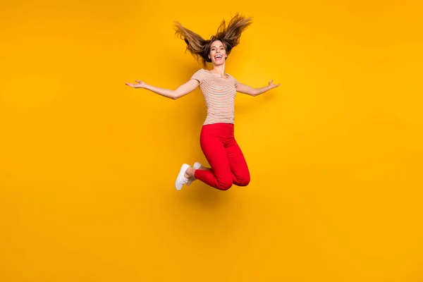Teljes méretű fotó gyerekes vidám funky lány frizura repülő ugrás van szabadidő tartsa a kezét félre viselni alkalmi stílusú ruhát elszigetelt sárga háttér — Stock Fotó