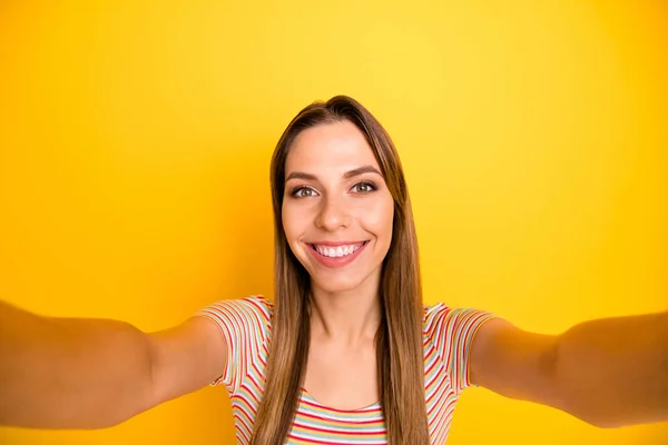 Zbliżenie zdjęcie śmieszne lady dobry nastrój co selfie dla sieci społecznej blog toothy pozytywny uśmiechnięty nosić casual pasiasty t-shirt odizolowany żółty kolor tło — Zdjęcie stockowe