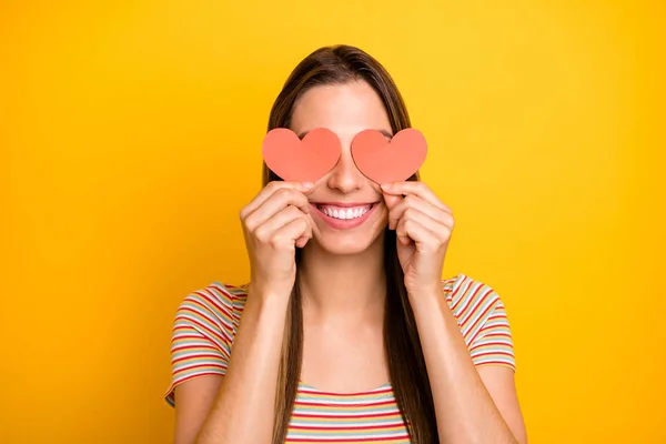 Closeup foto de senhora engraçada segurando as mãos pouco vermelho corações de papel pessoa tímida escondendo olhos flertar menina humor desgaste casual listrado t-shirt isolado amarelo cor fundo — Fotografia de Stock