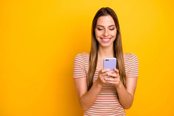 Eu amo-te. Foto de engraçado bonita senhora segurar as mãos telefone leitura bonito cara sms amor confissão desgaste casual listrado t-shirt isolado cor amarela fundo — Fotografia de Stock