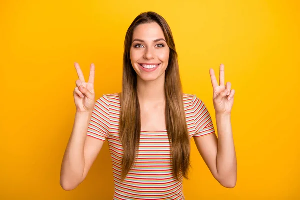 친구들에게 인사하는 v-sign 상징을 보여 주며 기분좋은 인사를 하는 매력적 인 여성의 사진 이 클로즈업된 티셔츠를 입고 있다. — 스톡 사진