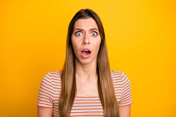 Close-up foto van aantrekkelijke mooie dame open mond luisteren verschrikkelijk slecht nieuws oog vol angst dragen casual gestreepte t-shirt geïsoleerde gele kleur achtergrond — Stockfoto