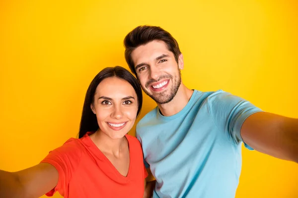 İki komik erkek bayan çiftin yeni sosyal ağ blogu için güzel selfie çektikleri fotoğraf. Sıradan mavi turuncu tişörtler giyiyorlar. — Stok fotoğraf