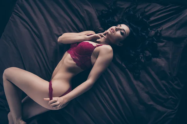Närbild topp ovanför hög vinkel visa foto vacker tillfredsställer röra sig själv hon sin fru perfekt idealiska former liggande lakan naken hand arm ta av röd bikini boudoir trosor inomhus sovrum — Stockfoto