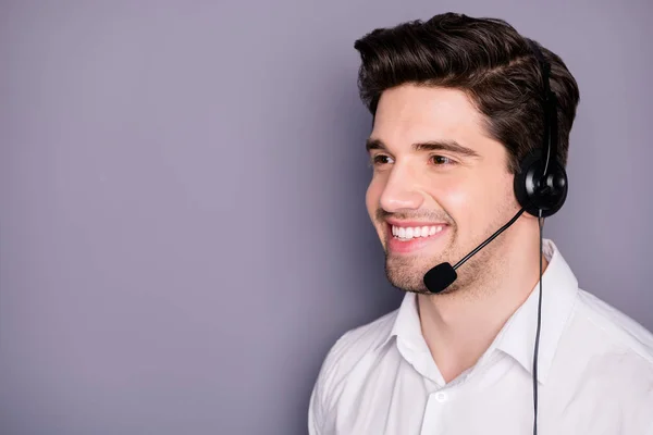 Girato close up foto di successo call center lavoratore uomo indossare auricolare ascoltare aiutare i clienti con problemi isolati su sfondo di colore grigio — Foto Stock