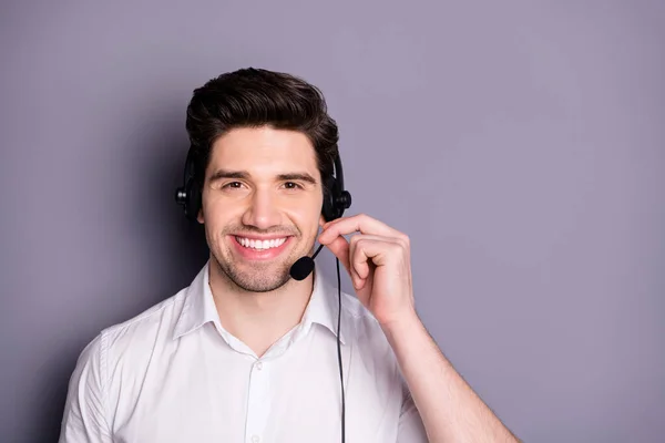 Ritratto di smart fiducioso call center uomo indossare auricolari può aiutare i clienti clienti a indossare abbigliamento formalwear isolato su sfondo di colore grigio — Foto Stock