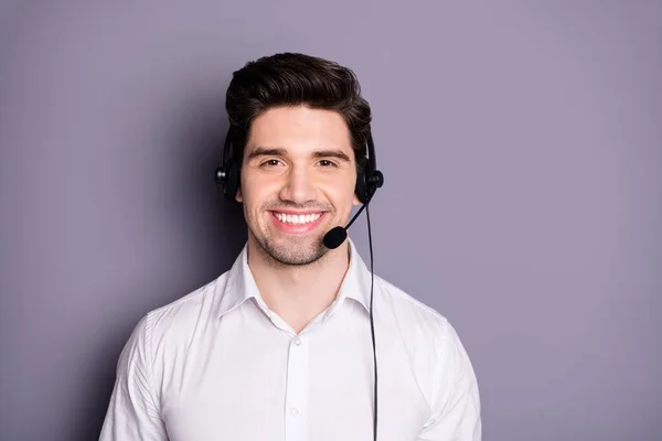 Ritratto di fiducioso fresco positivo call center lavoratore può aiutare con problemi indossare auricolari neri indossare abiti formalwear isolato su sfondo di colore grigio — Foto Stock