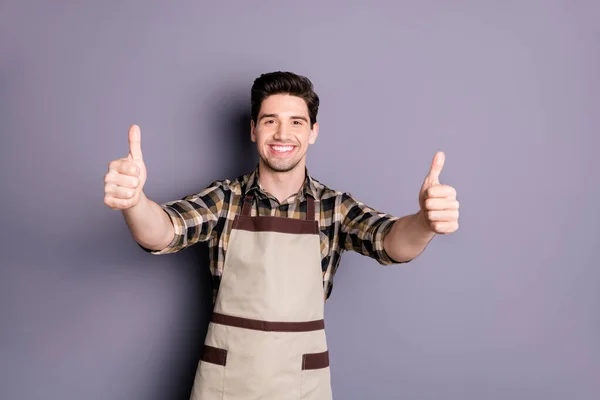 Photo of cheerful fun positive handsome man smilt toothy showing thumbs up to emphasize quality isolated grey color background — 스톡 사진