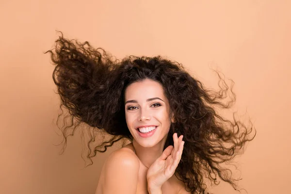 Close up foto bella lei la sua signora risata girare spettacolo testa grande risultato utilizzando shampoo cura capelli recupero onda lunga capelli volo funky abbastanza positivo indossare senza vestiti isolato sfondo beige — Foto Stock