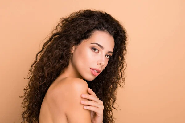 De cerca foto de perfil lateral hermosa increíble ella su señora untando loción suave cuerpo sedoso ideal brillante apariencia regordeta encanto tentador labios bálsamo usar sin ropa aislado beige pastel fondo —  Fotos de Stock