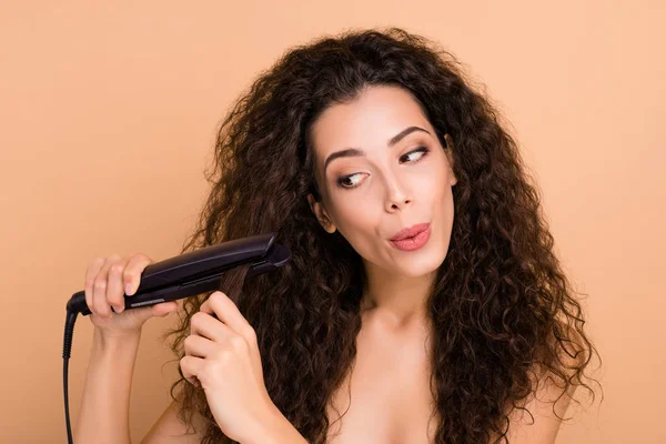 Nahaufnahme Foto schön erstaunlich sie ihre Dame macht Locken gerade mit Keramik heißen Werkzeug Ausrüstung Lockenwickler schauen gewundert nicht glauben Augen Ergebnis tragen keine Kleidung isoliert beige Hintergrund — Stockfoto