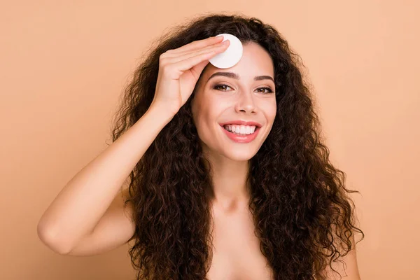 Nahaufnahme Porträt ihrer sie nett aussehende schöne attraktive feminine fröhliche wellige Mädchen sauber glatt weich perfekt makellose Haut gesunder Lebensstil isoliert auf beigem Hintergrund — Stockfoto